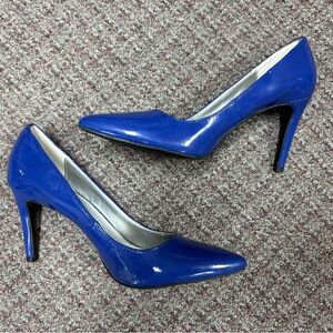Brand new Bandolino Blue Heels - SIZE 8